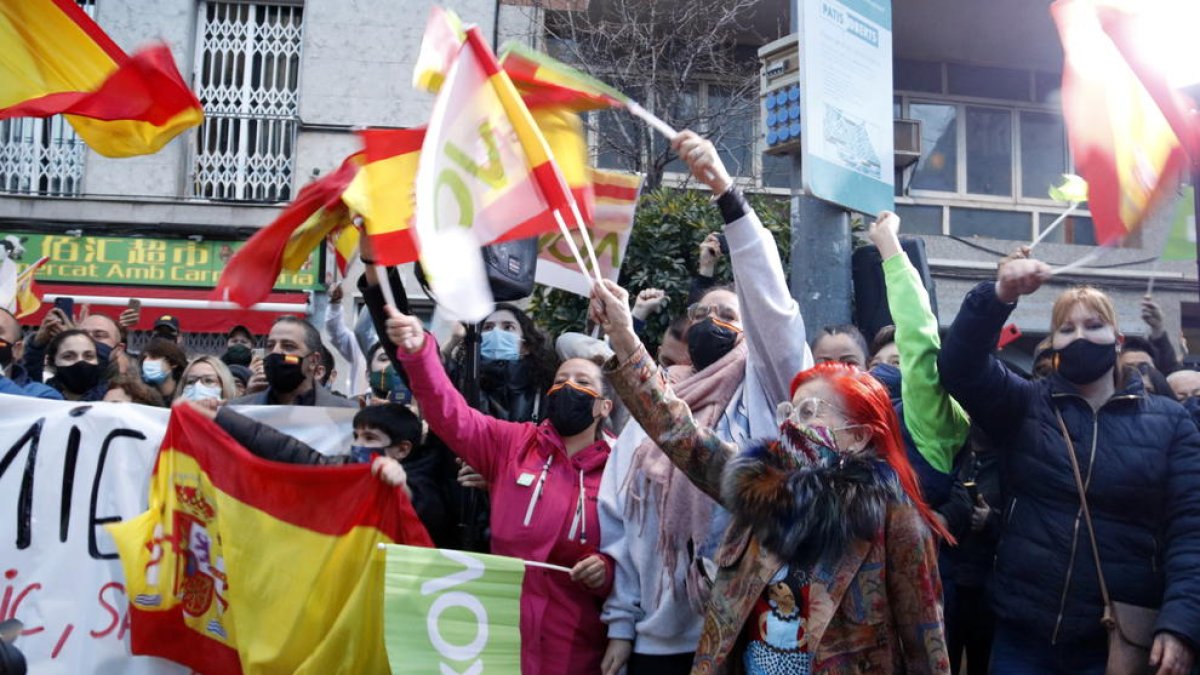 Alguns dels seguidors de Vox que han omplert amb banderes la plaça Espanyola de l'Hospitalet de Llobregat.