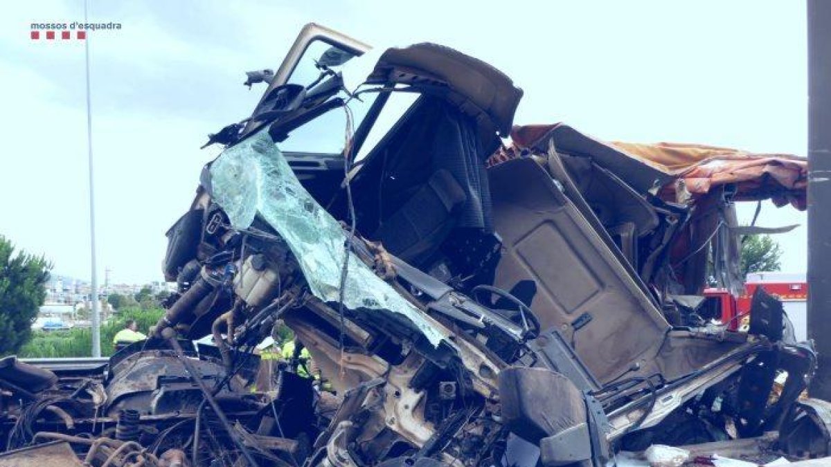 Estat en què va quedar el camió després de l'accident.