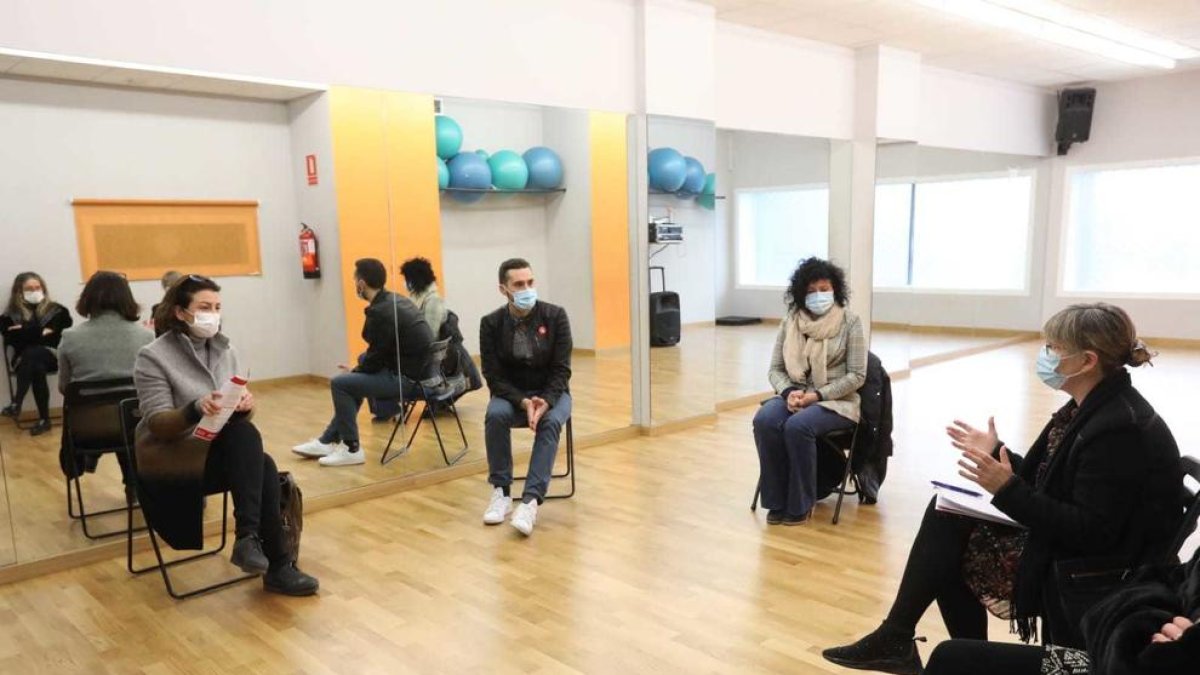 Eva Granados, Rosa M. Ibarra y Alberto Bondesio conversando en el interior de una escuela de danza.