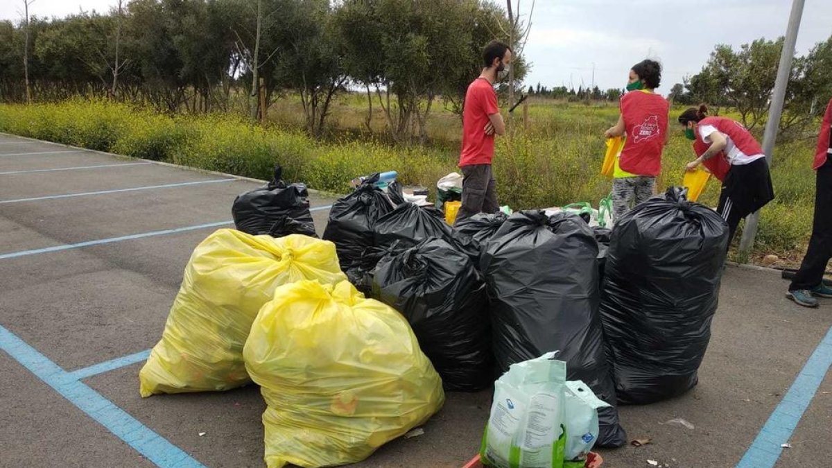 Bolsas de los residuos recogidos en los alrededores del Hospital Sant Joan de Reus.