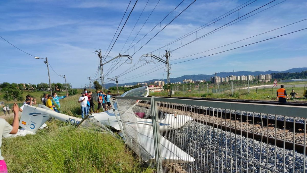 La avioneta monomotor estrellada a las vías de tren de Rodalies próximas al aeropuerto de Sabadell