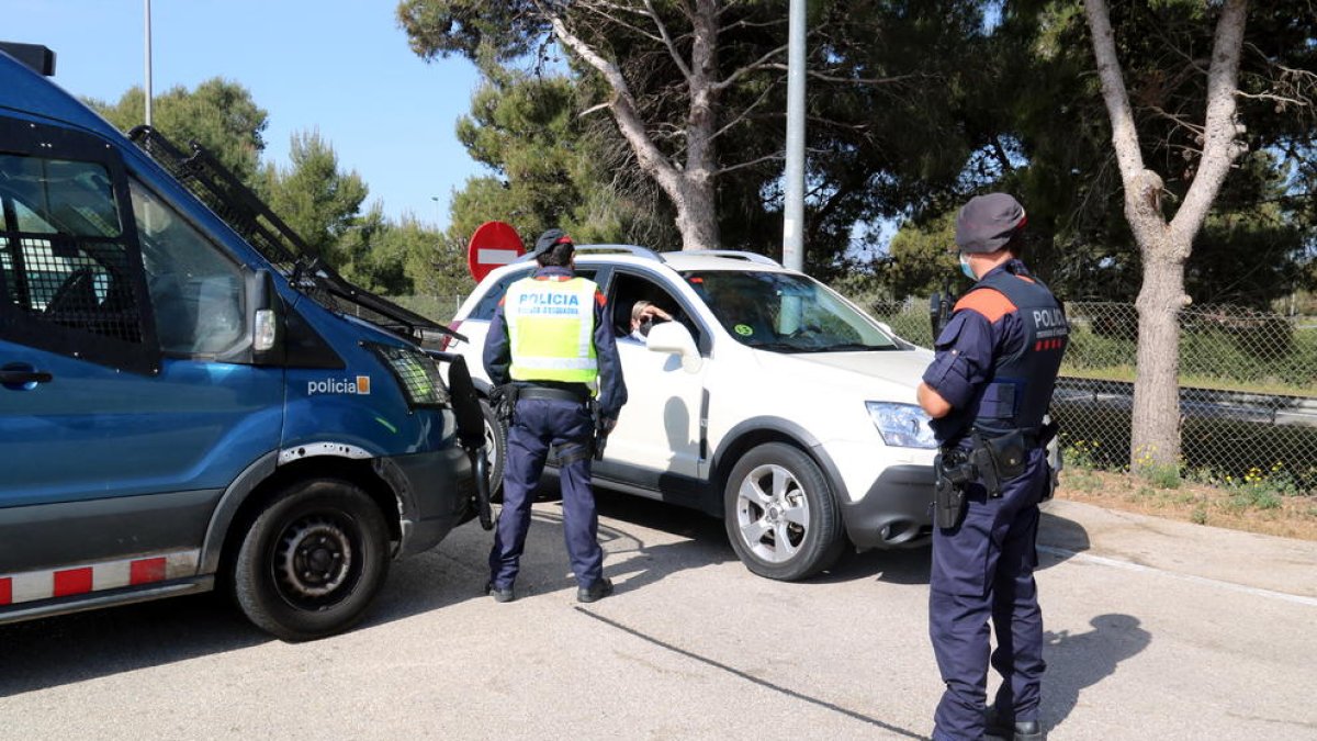 Imatge d'arxiu d'un control de mobilitat dels Mossos d'Esquadra al Baix Ebre.