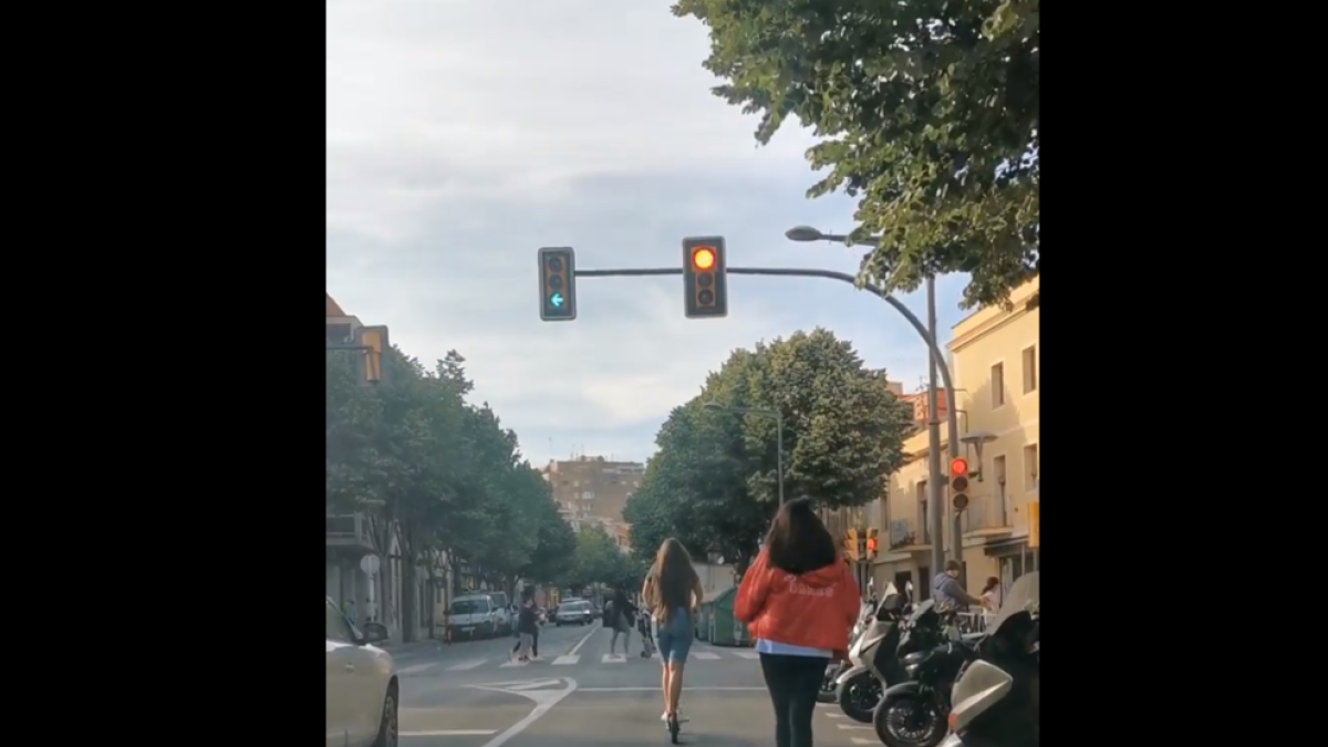 Captura del vídeo on es veu a les dues noies cometent la infracció.