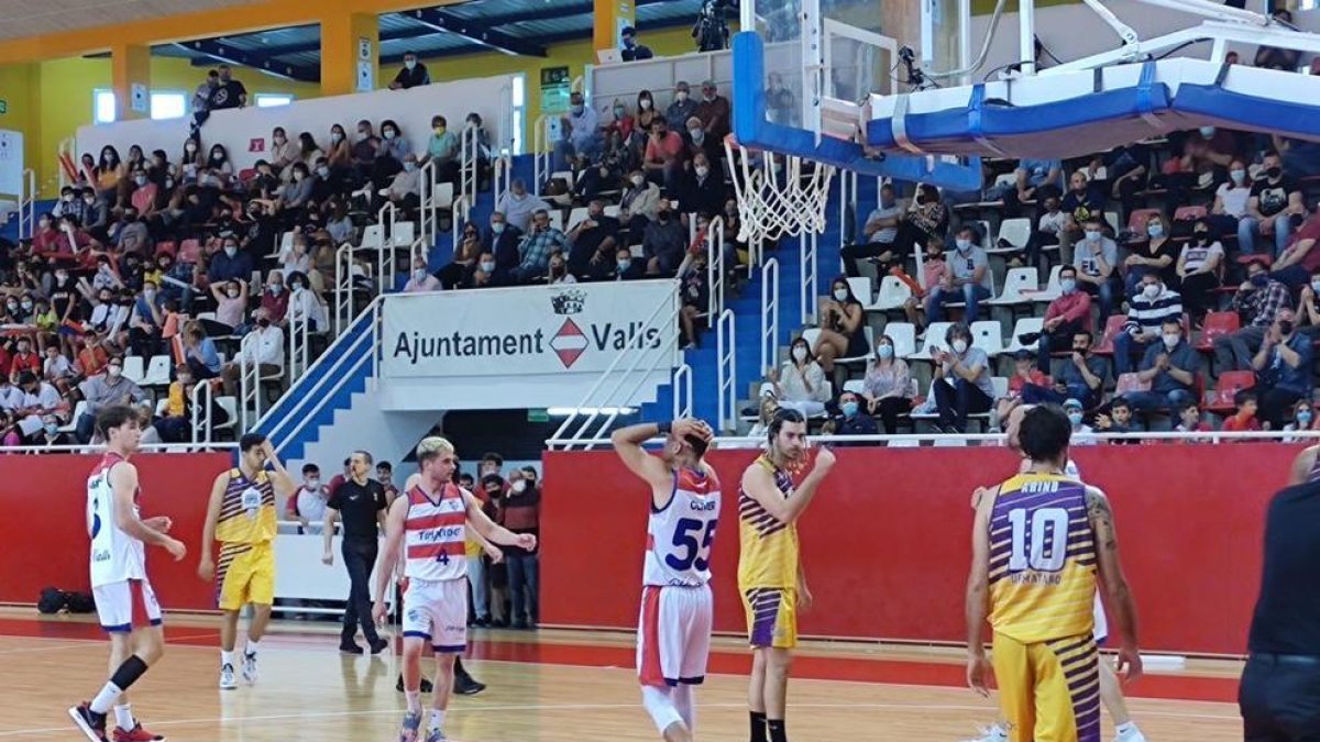 Los jugadores del CB Valls lamentando la derrota.