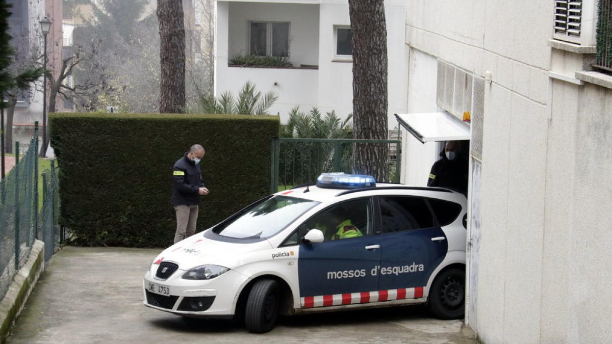 Un coche de los Mossos d'Esquadra se lleva a la detenida.