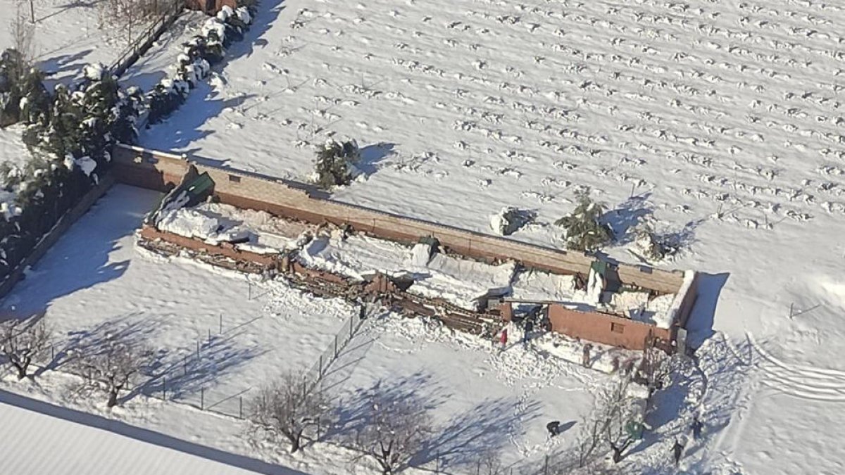 Imagen aérea del techo de la granja hundido en Falset.