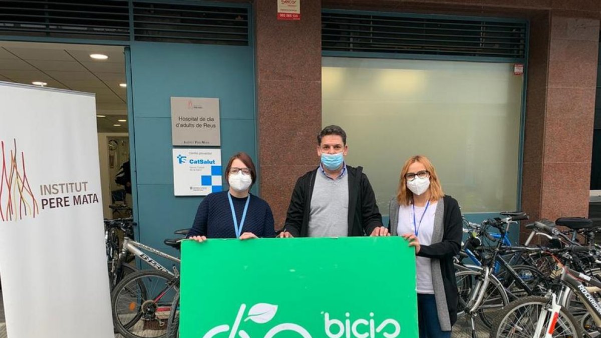 Representants de la Fundació Alberto Contador fent la donació de les bicicletes a representants del Hospital de Dia.