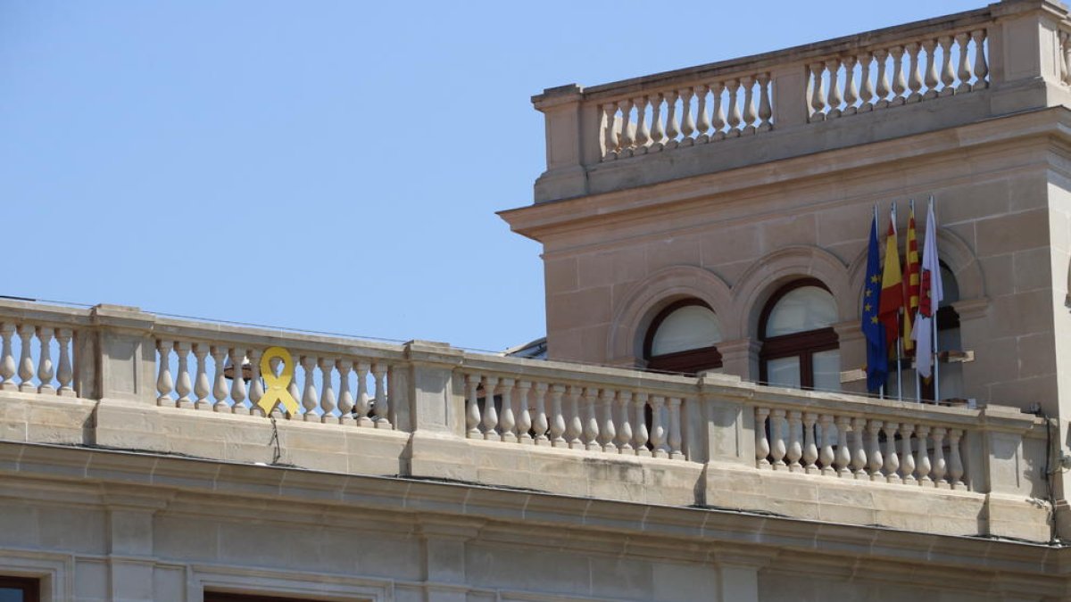 Pla detall del llaç groc penjat a la façana de l'Ajuntament de Reus