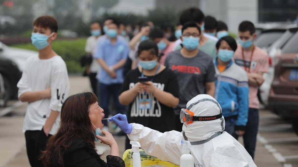 Un sanitari realitzava test de coronavirus a la població de Wuhan el mes de maig passat.