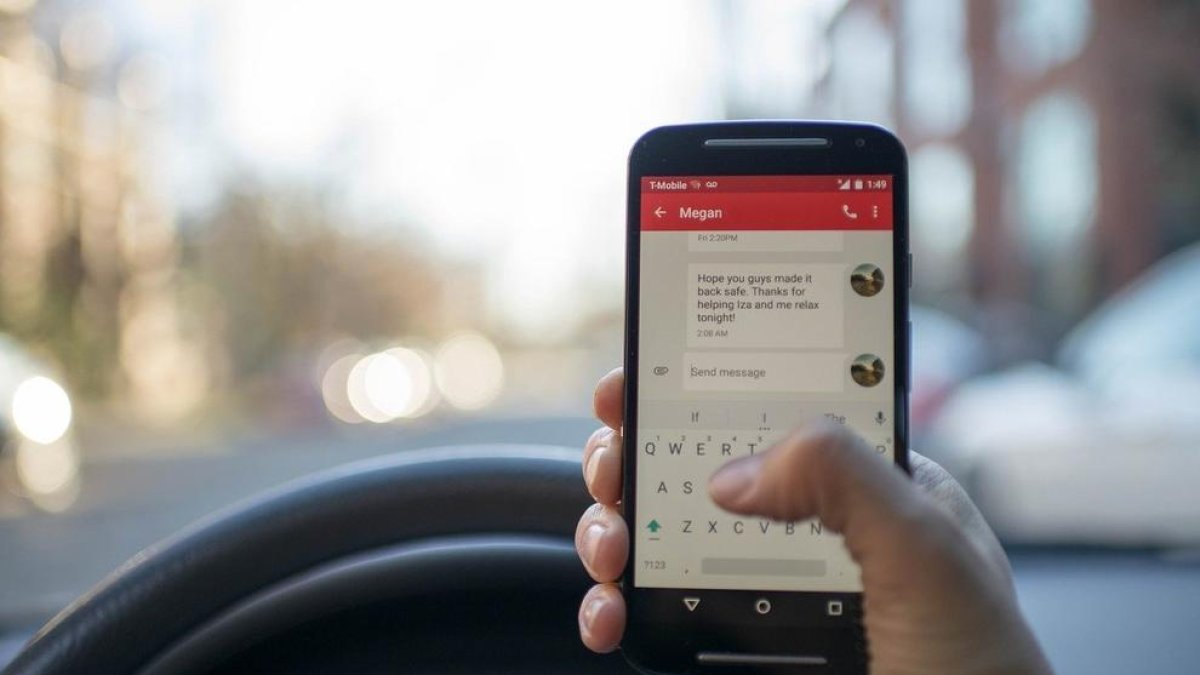 Imagen que recrea el uso del teléfono móvil mientras se conduce.