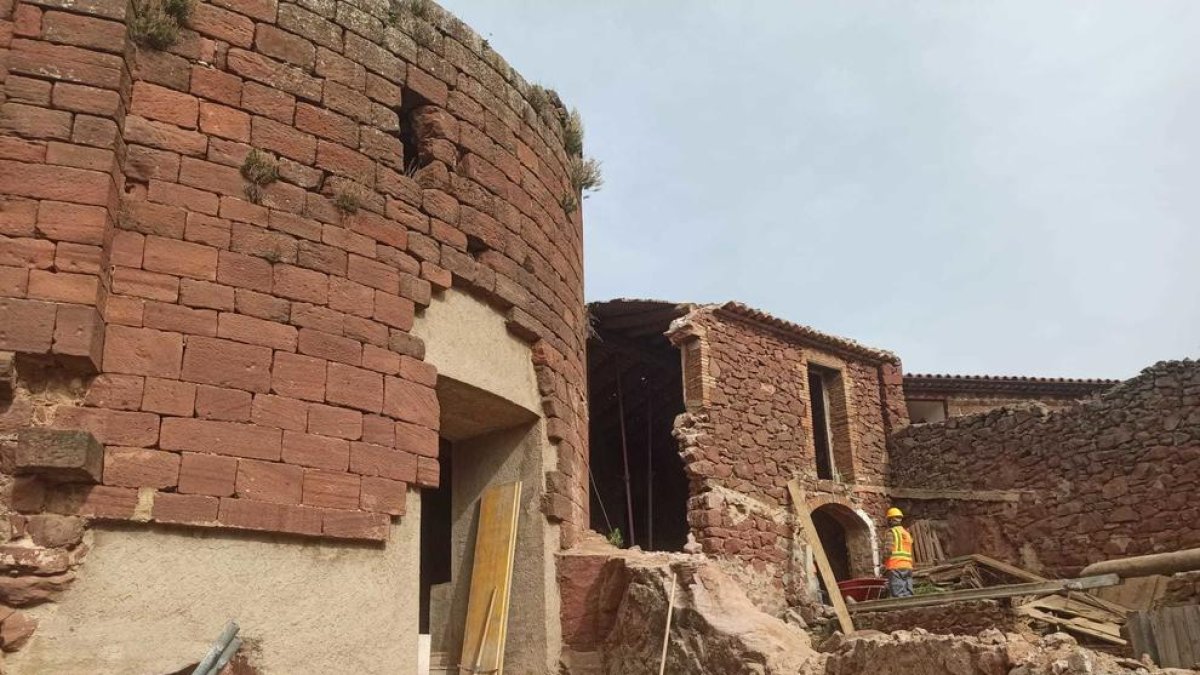 Imagen de las obras en el exterior del castillo.