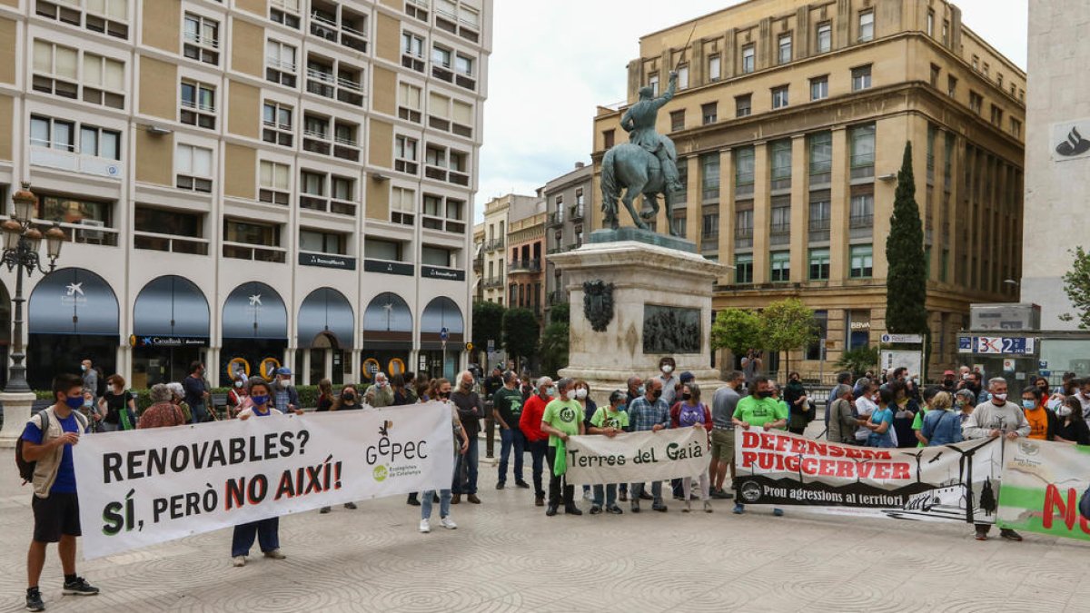 Manifestants amb pancartes reivindicatives durant la protesta feta a la plaça Prim de Reus.