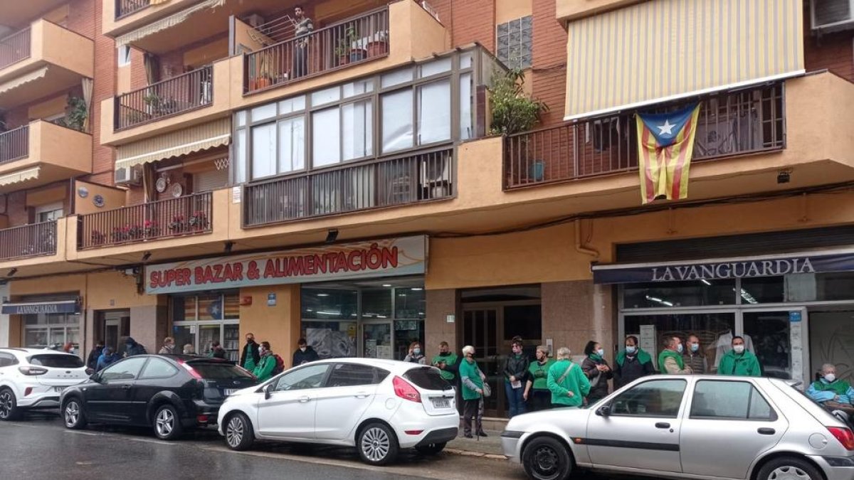 Un centenar de persones s'han mobilitzat a la porta de l'habitatge.