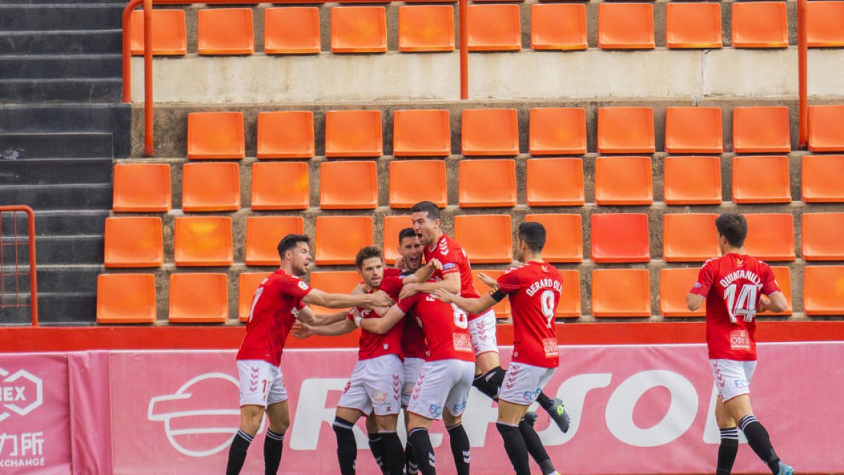 Els jugadors del Nàstic celebren el triomf de diumenge.