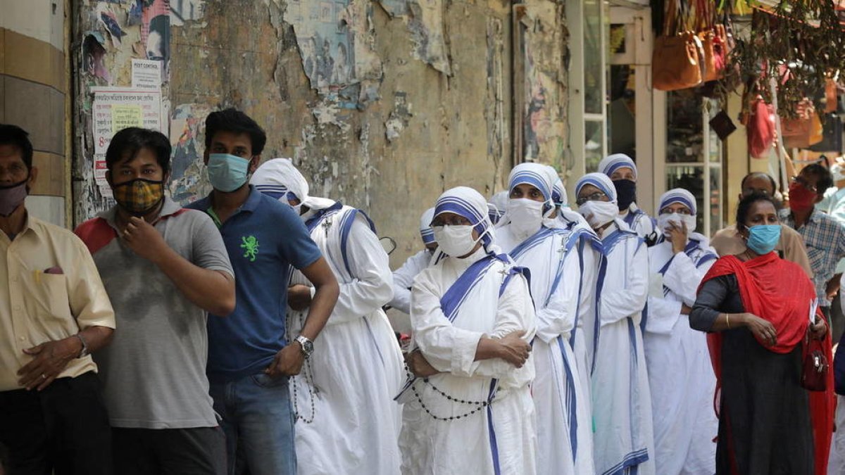 Una cola de personas en Calcula (India) esperando a hacerse la prueba del coronavirus.