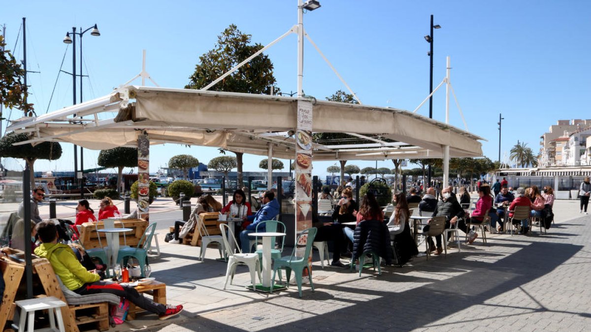 Personas sentadas a las terrazas de los bares del paseo marítimo de Cambrils en el primer fin de semana sin confinamiento comarcal.