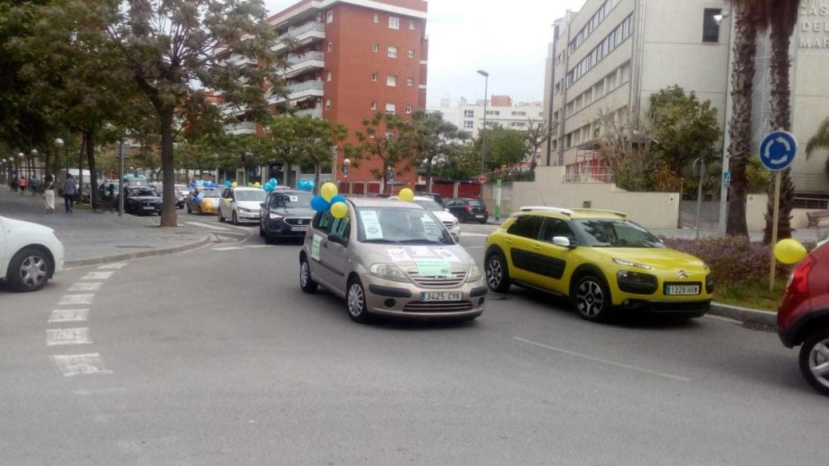 Imatge de la protesta d'aquest diumenge en forma de caravana de cotxes al seu pas pel carrer Vidal i Barraquer.