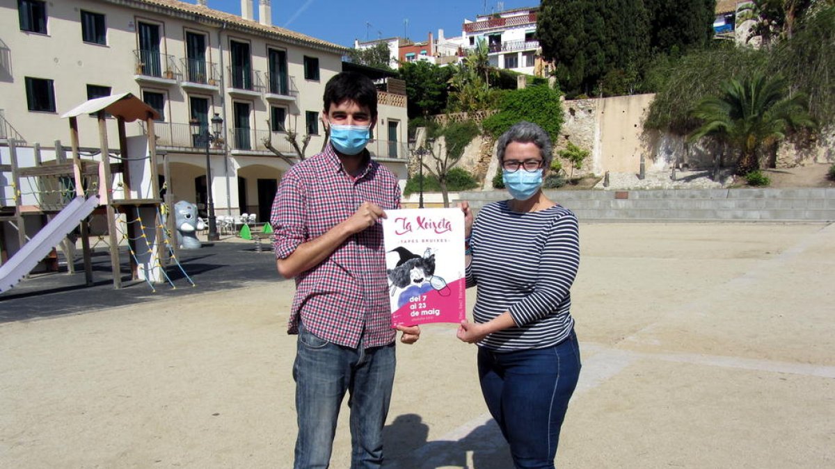 Jordi Molinera y Natalia Sanz con el cartel de la ruta.