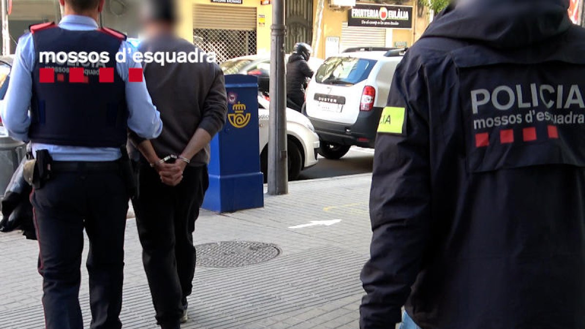 El detenido tiene 45 años, es de nacionalidad española y es vecino de l'Hospitalet de Llobrega