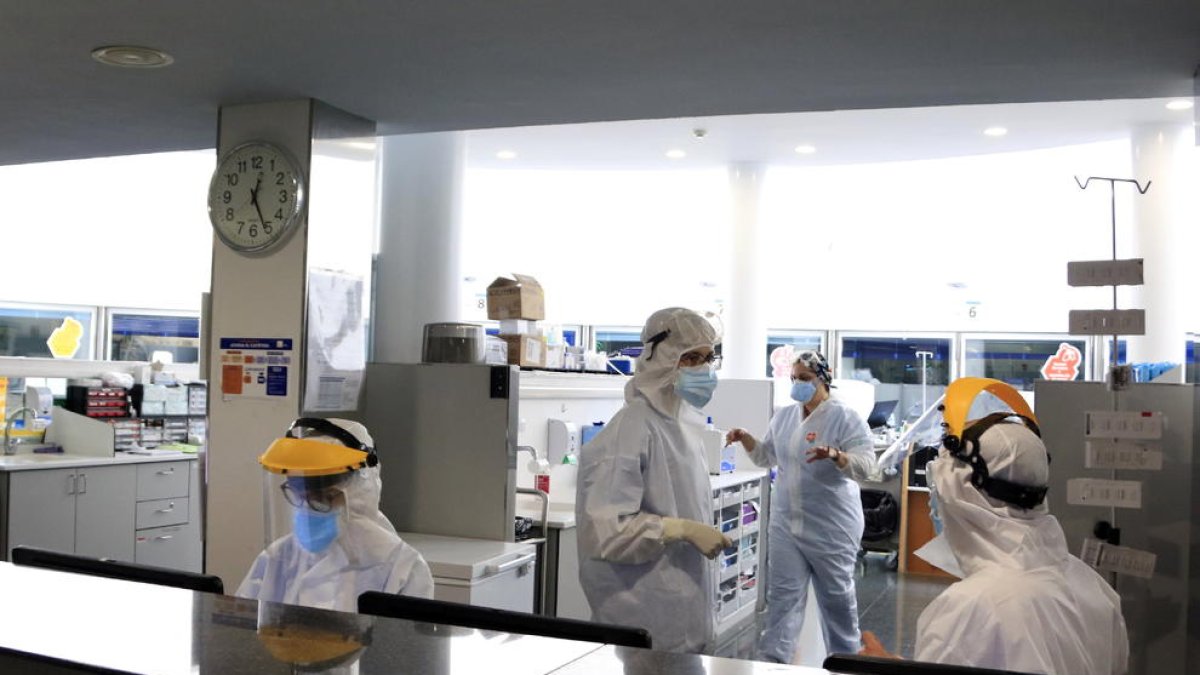 Profesionales sanitarios trabajando en una unidad de UCI del Hospital del Mar con pacientes con covid-19.