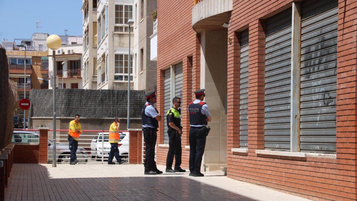 Imagen de archivo de los Mossos d'Esquadra y policía local en Vilanova i la Geltrú, delante de la puerta del edificio el día del incendio.