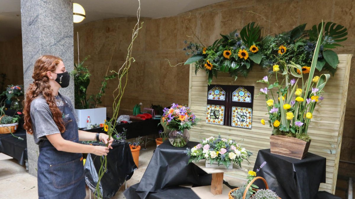 La guanyadora del Campionat de Catalunya, Marina Rosselló, amb la seva composició floral.
