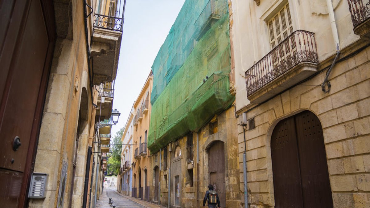 L'edifici del número 7 del carrer d'en Granada va ser enderrocat i ara la façana amaga un solar buit.
