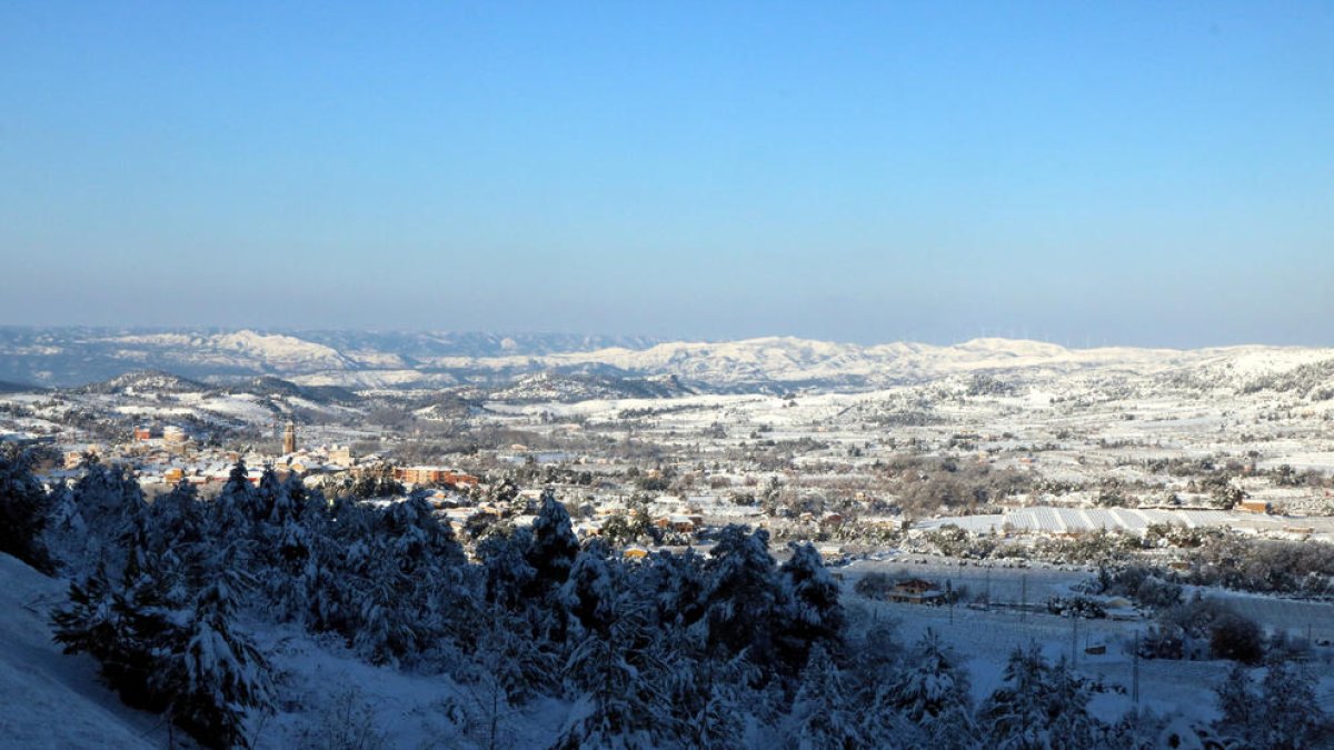 La comarca del Priorat i de la seva capital, Falset, totalment coberta de neu ahir dilluns.