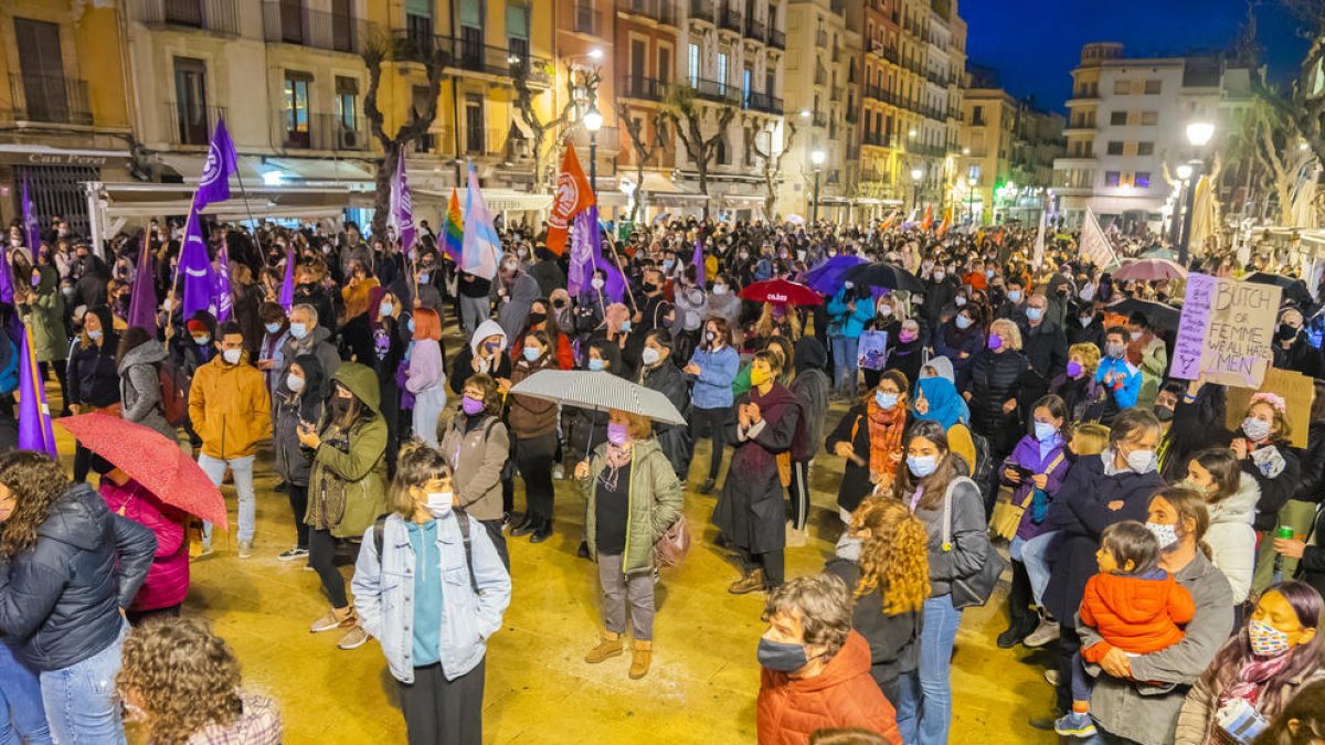 La plaça de la Font de Tarragona es va tenyir de lila durant la concentració del vespre, l'acte més multitudinari a la ciutat durant el 8-M del 2021, marcat per la pluja.