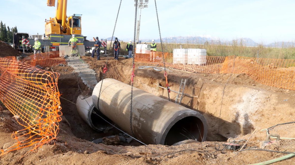 Retirada del tramo de la cañería principal del CAT sustituido este martes en Cambrils.