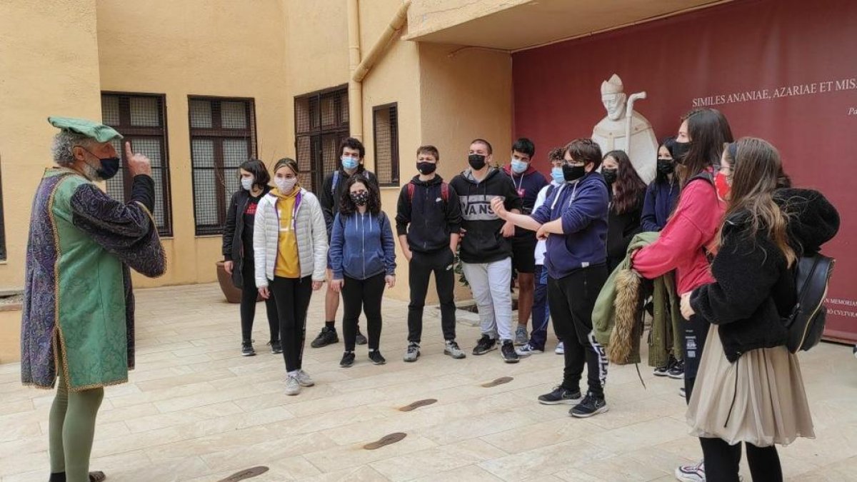 El personaje, durante una ruta piloto que se hizo con alumnos del nstitut Pones de Icart de Tarragona.