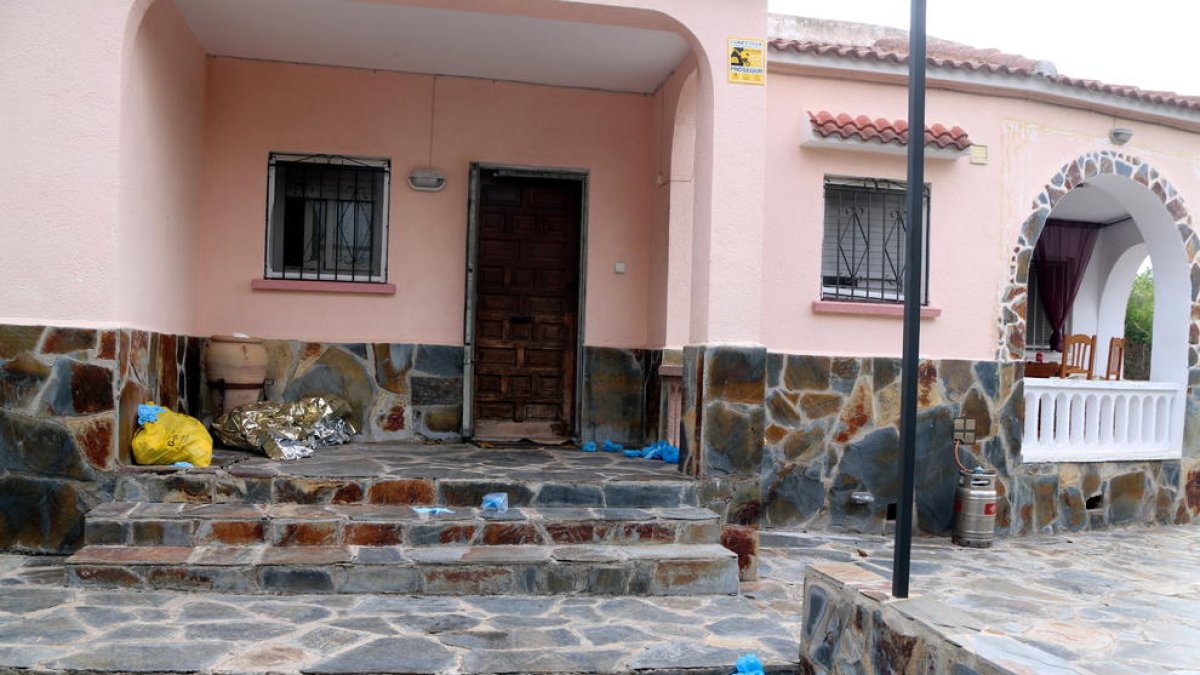 La parte exterior de la casa del Vendrell donde se produjo un homicidio el