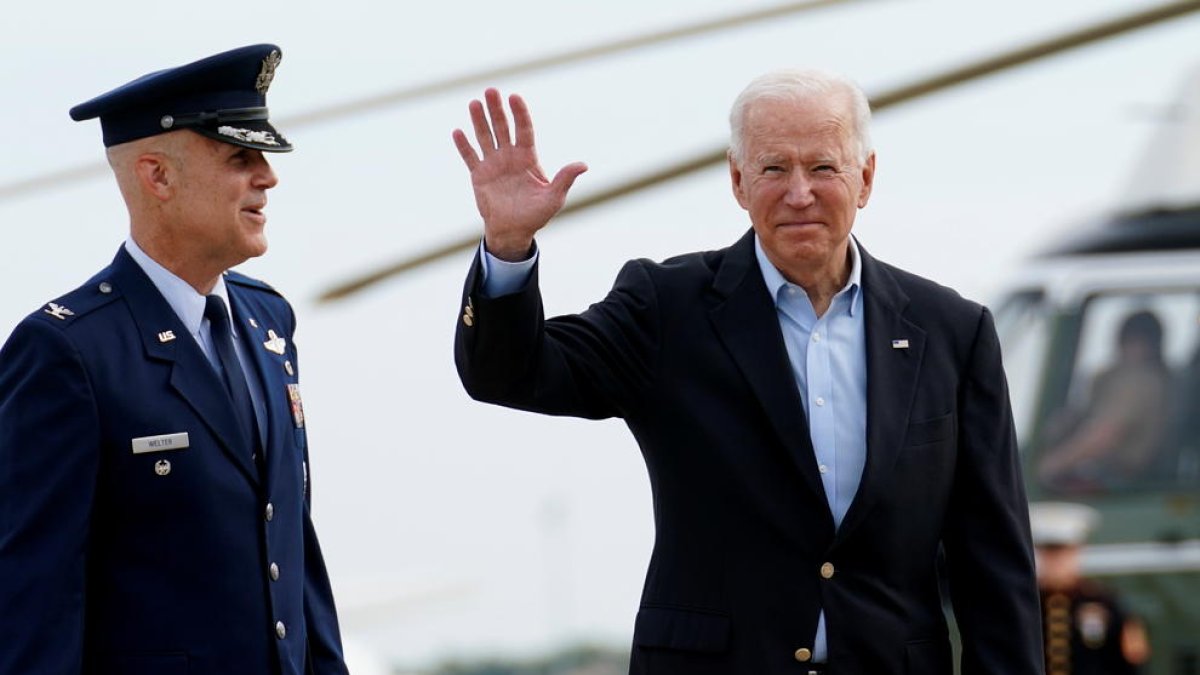 El president dels Estats Units, Joe Biden, saluda abans d'embarcar-se a l'Air Force One.