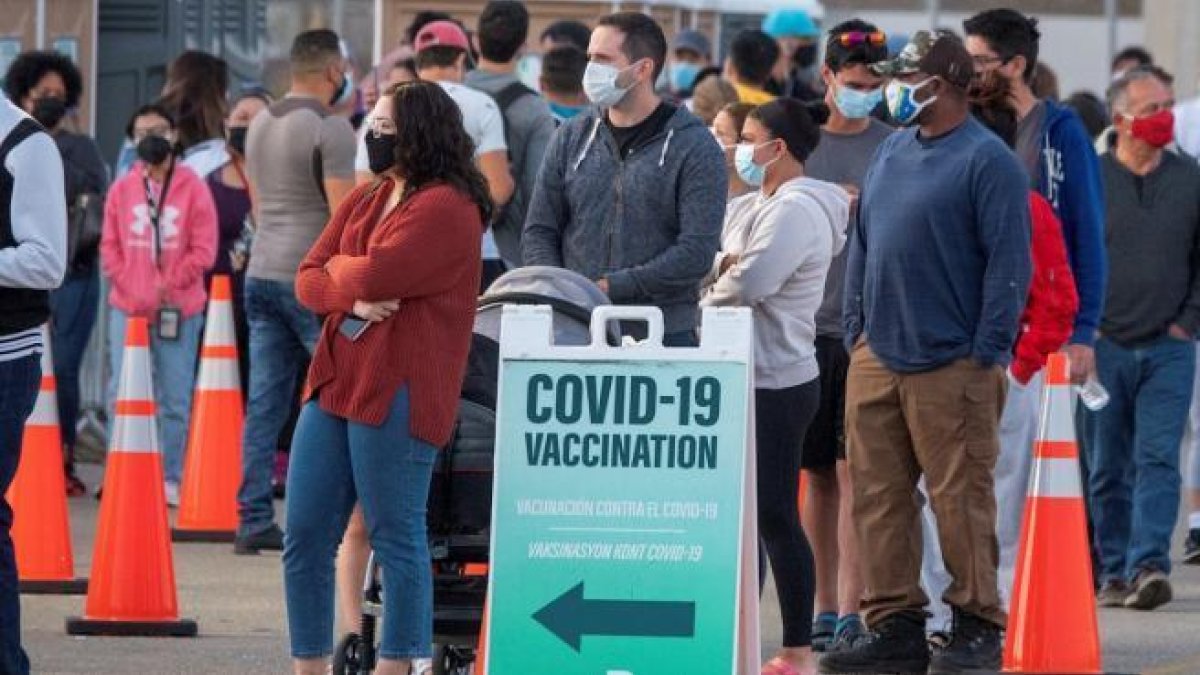 Un grupo de personas hace cola para recibir la vacuna contra la Covid-19 en un punto de vacunación en el condado de Miami-Dade, Florida.