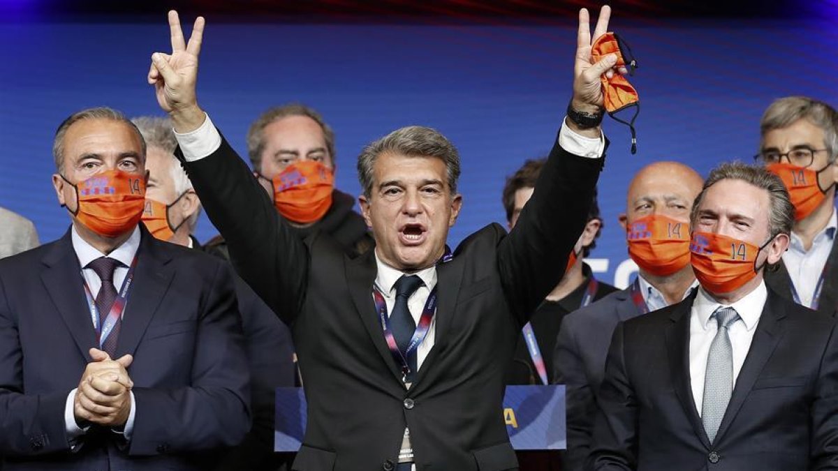 Joan Laporta celebrant la seva victòria a les eleccions presidencials del Barça.