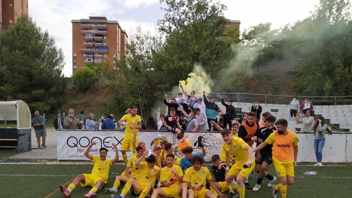 El juvenil A del CD La Floresta celebra una permanencia que, si acaban sancionando al Espanyol, no se producirá.