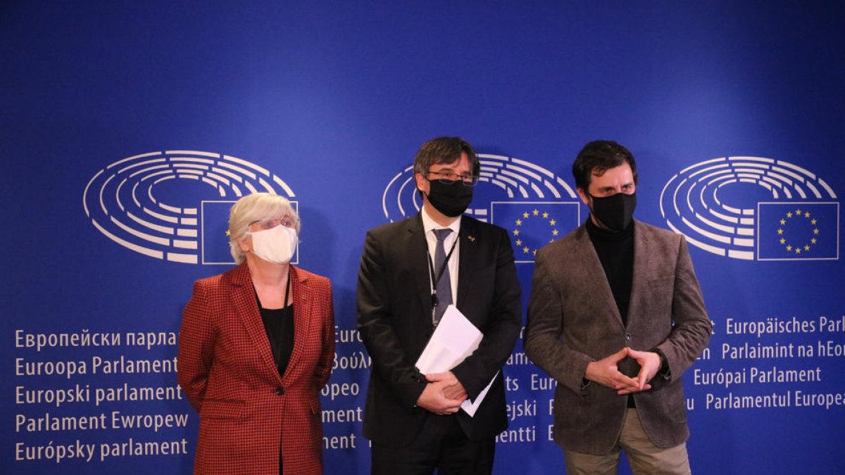 Els eurodiputats Carles Puigdemont, Toni Comín i Clara Ponsatí.