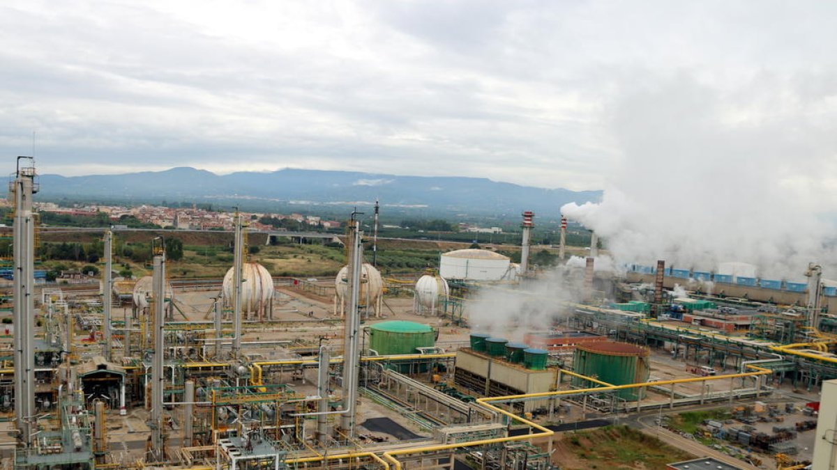 Panoràmica general de l'àrea química del complex industrial de Repsol a Tarragona, al municipi de la Pobla de Mafumet.