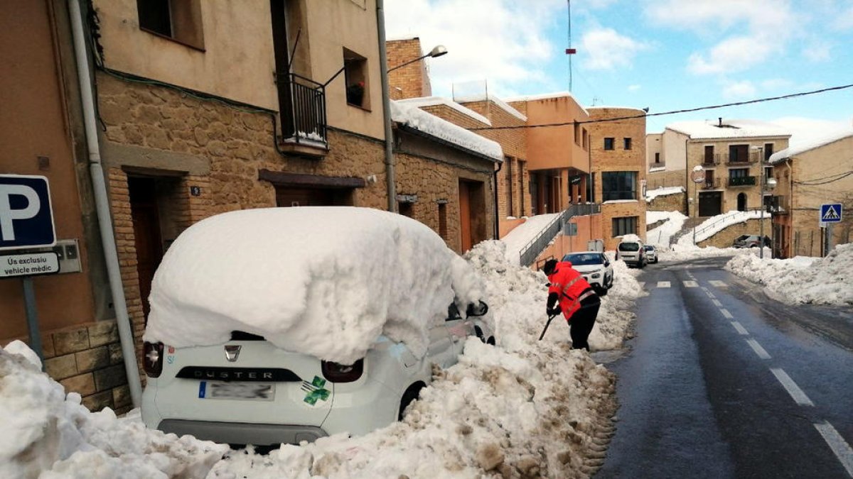 Los Bombers limpiando el acceso al consultorio médico este martes en Horta de Sant Joan.