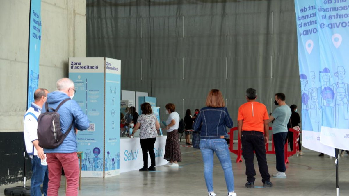 Ciutadans fent cua per entrar a vacunar-se al nou punt de vaccinació poblacional del pavelló firal de Tortosa.