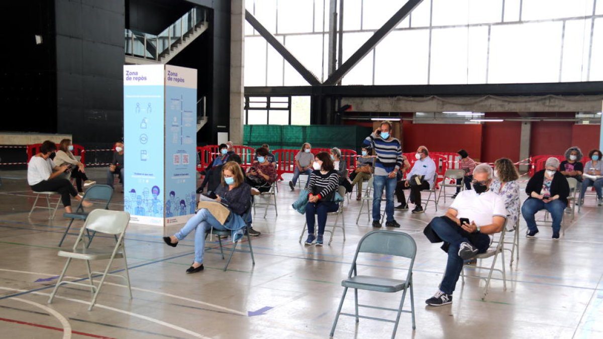 Ciudadanos vacunados esperando en la zona de reposo habilitada en el pabellón ferial de Tortosa.