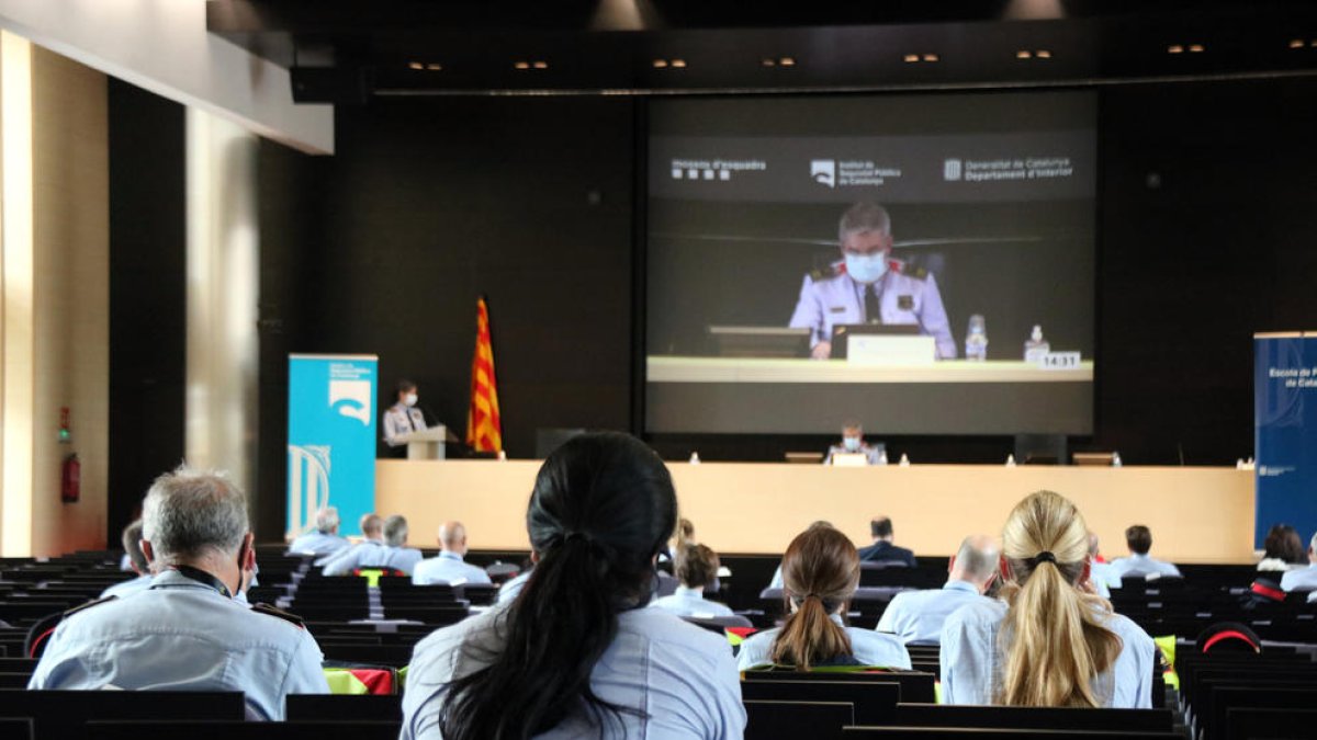 Comissaris dels Mossos participant en les primeres jornades sobre la perspectiva de gènere i la igualtat d'oportunitats al cos.