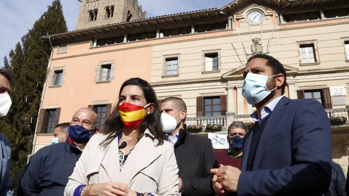 Imagen de archivo del candidato de Vox a la Generalitat, Ignacio Garriga, y la presidenta del partido en Madrid, Rocío Monasterio.