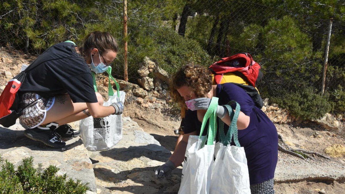 Dos voluntarias recogiendo basura en Torredembarra