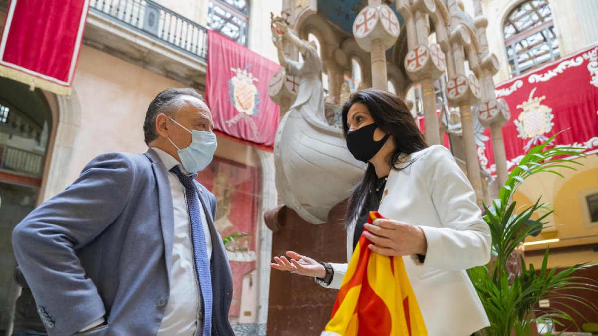 Orts i Calderón, després d'anunciar la seva baixa de la formació taronja als mitjans de comunicació.