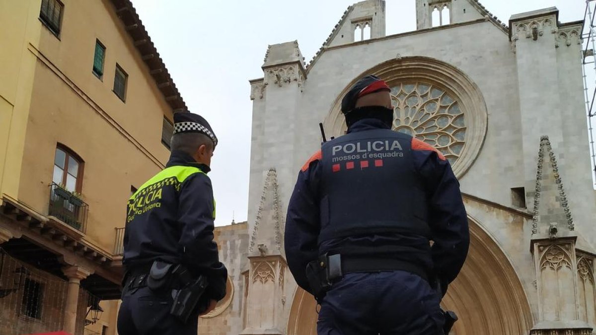 Un agente de la Guardia Urbana y uno de los Mossos d'Esquadra.