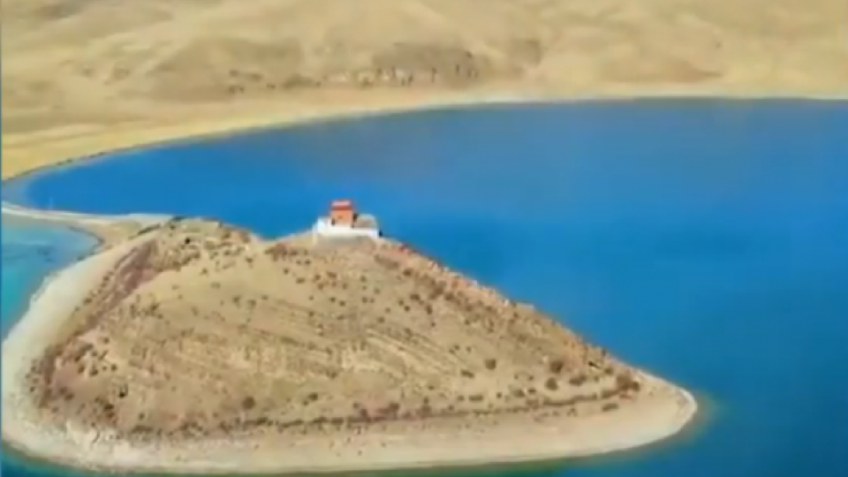 Captura del vídeo on es veu una imatge aèria del temple de Rituo, en el Tíbet.