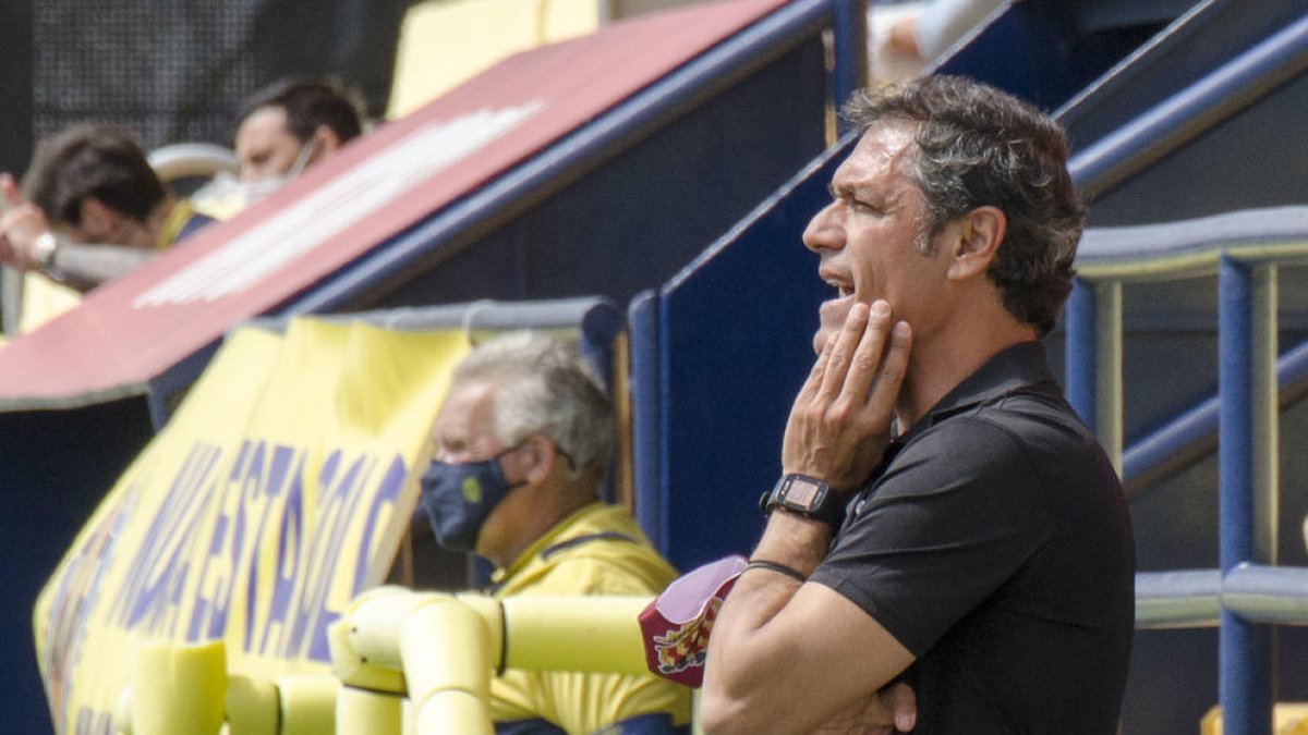 Toni Seligrat, en el banquillo del Gimnàstic de Tarragona durante el partido disputado en la Ciudad Deportiva de Villarreal.