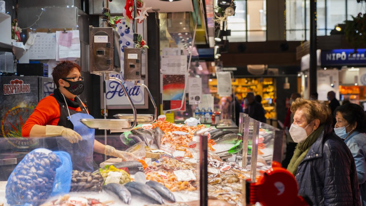 La peixatera Vanesa Expósito diu que la gent no compra per Nadal perquè té por i molta incertesa.