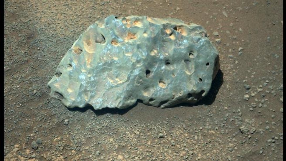 Imagen de la roca verda encontrada por el Perseverance en Marte